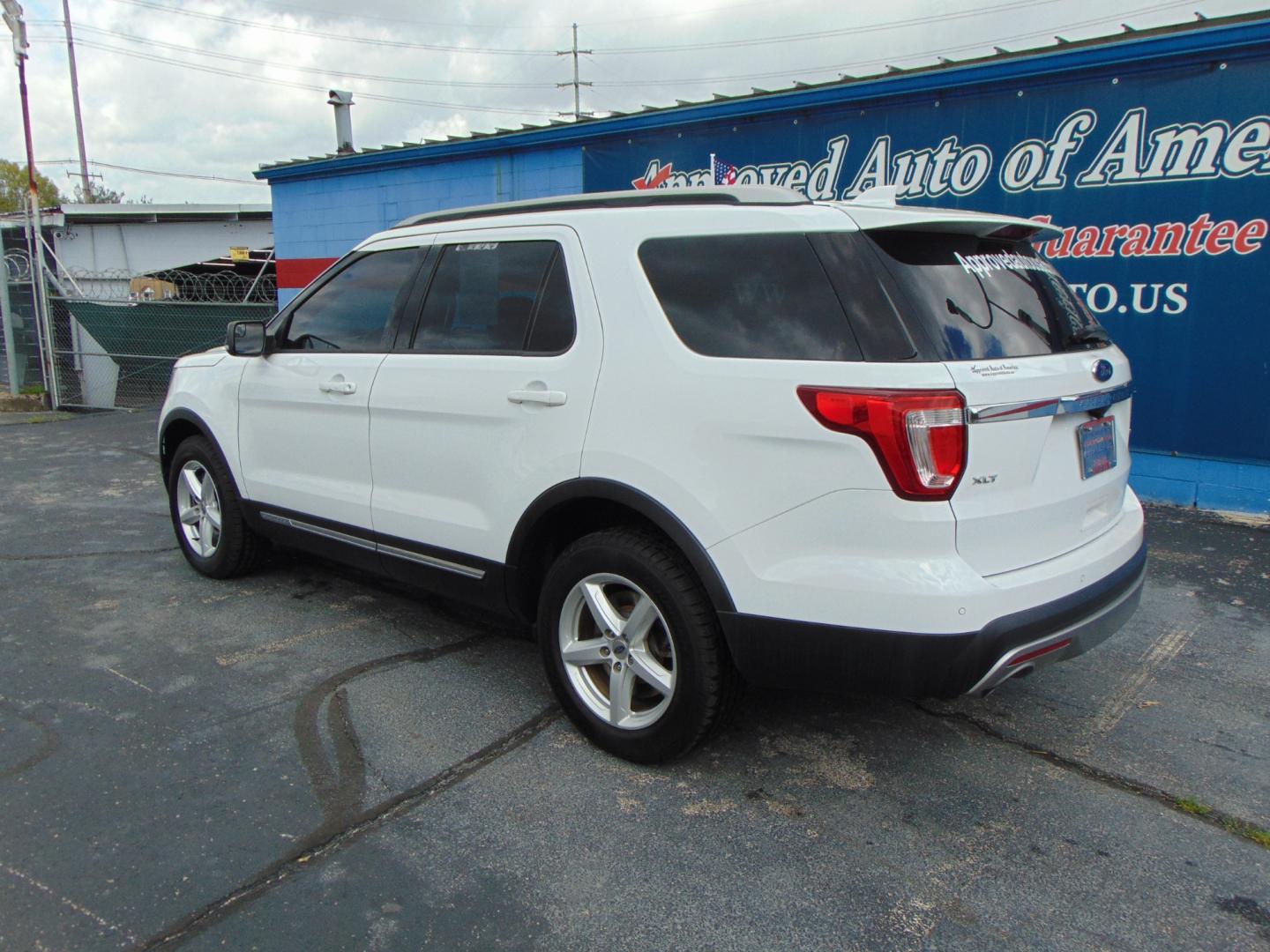 2016 Ford Explorer (1FM5K8D81GG) , located at 2105 Dixie Hwy, Louisville, KY, 40210, (502) 772-3333, 38.220932, -85.795441 - Photo#3